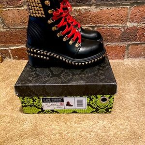 🔥Brand New! Cape Robbin Stud boots!